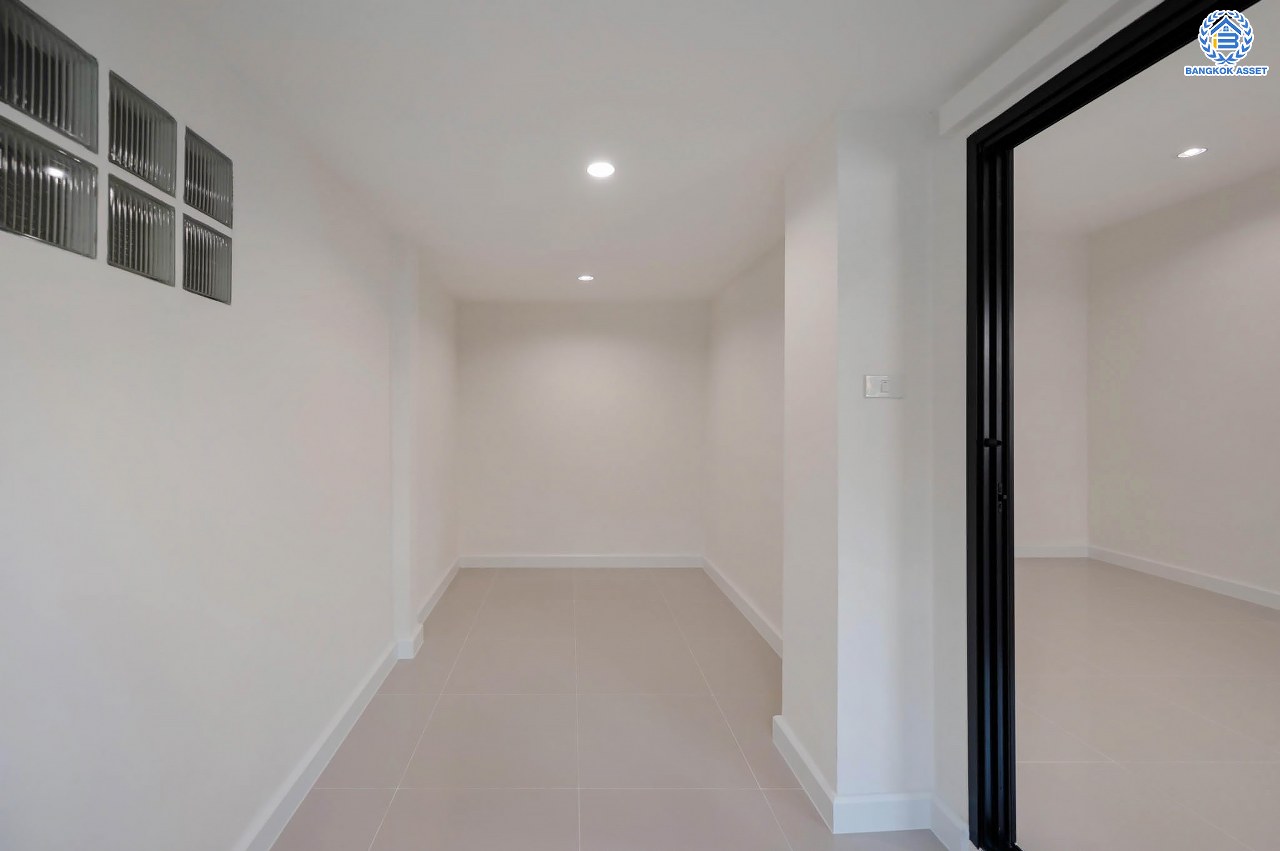 บ้านมือสองตกแต่งใหม่ โครงการ ซอยนวนิช ปากเกร็ด เนื้อที่ 45 ตร.ว. พื้นที่ใช้สอยมากกว่า 164.5 ตร.ม. พร้อมฟังก์ชัน 3 ห้องนอน 3 ห้องน้ำ 1 ห้องอเนกประสงค์ จอดรถได้ 1 คัน บนทำเลเมือง ใกล้เซ็นทรัลแจ้งวัฒนะ จุดขึ้นทางด่วน "แจ้งวัฒนะ" และรถไฟฟ้าสายสีชมพู "สถานีเลี่ยงเมืองปากเกร็ด"...